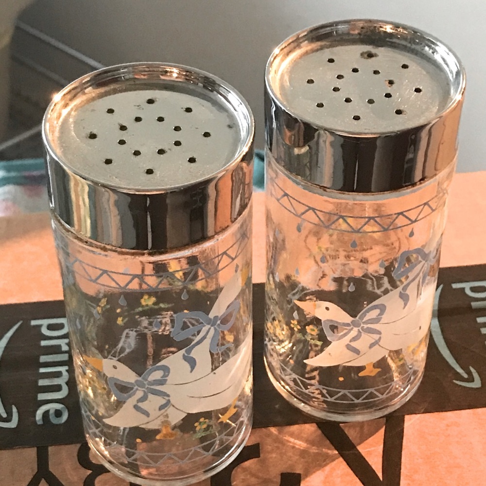 Decorative Glass Salt and Pepper Shaker Set